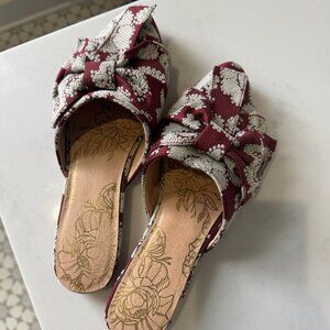 Joyfolie Valentina Bow Slides, Size 6.5 Red Damask Pattern